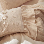 Reversible quilted bedspread with 3D flower appliqué and pillowcases