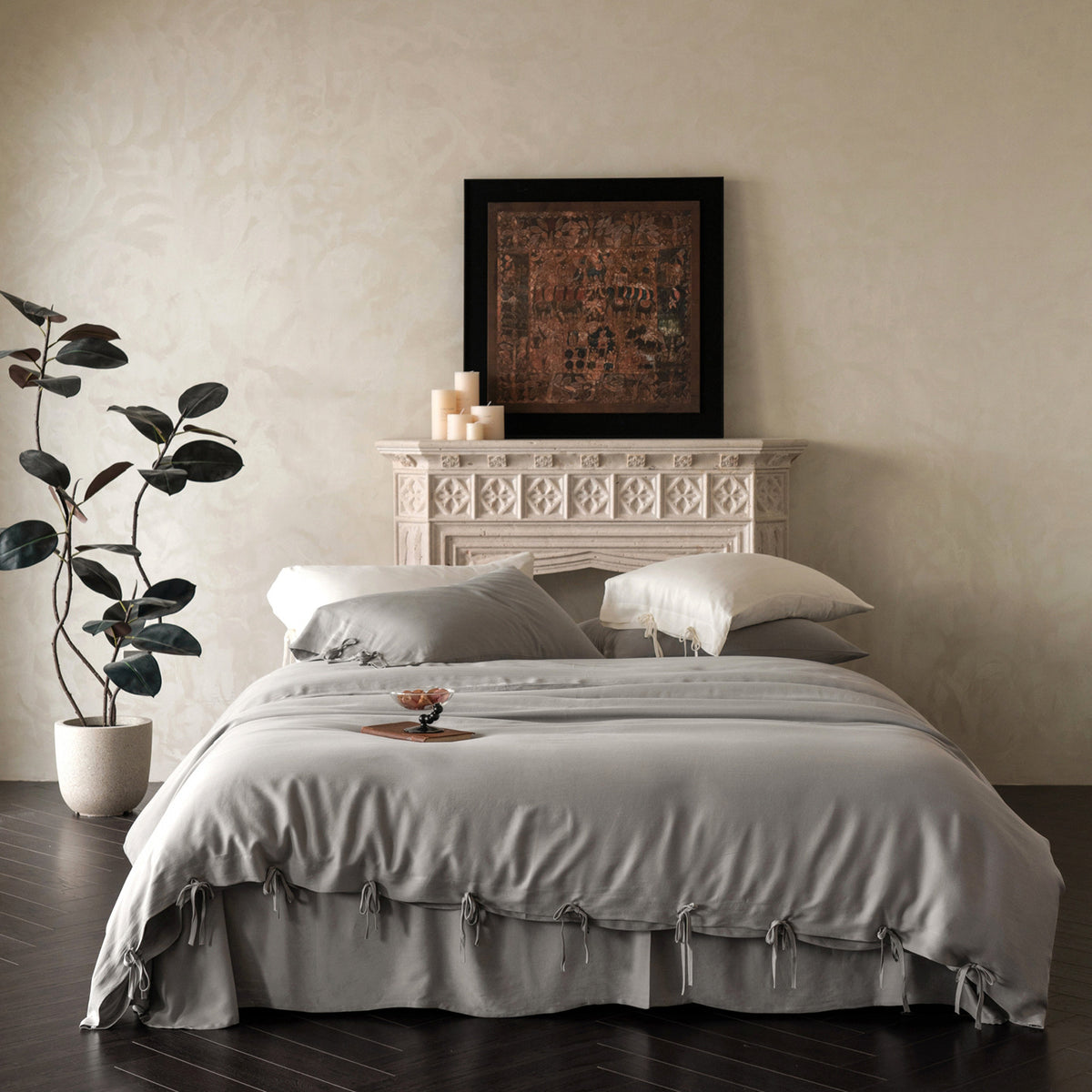 Bedding set with ties and bed skirt made of high-quality cotton percale