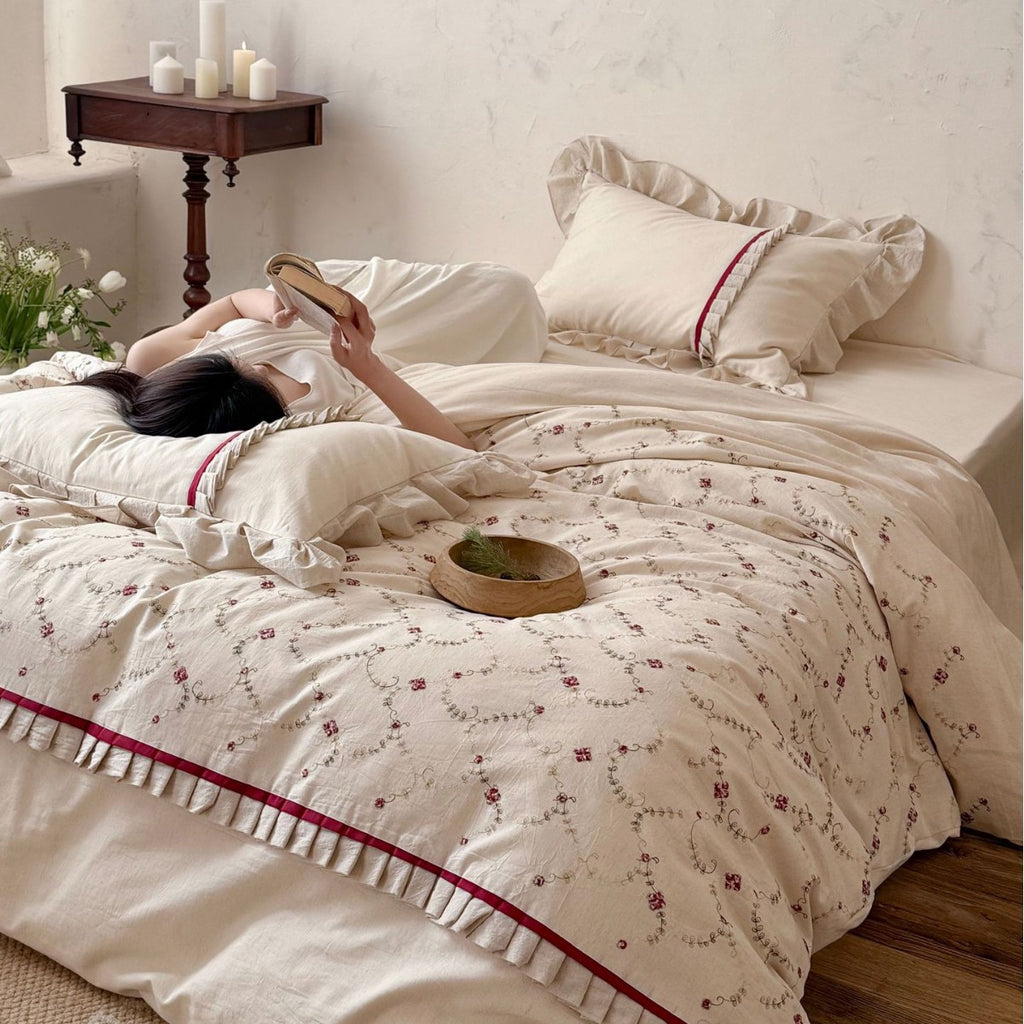 Bedding set made of linen-cotton mix with embroidered floral vine and ruffled edge