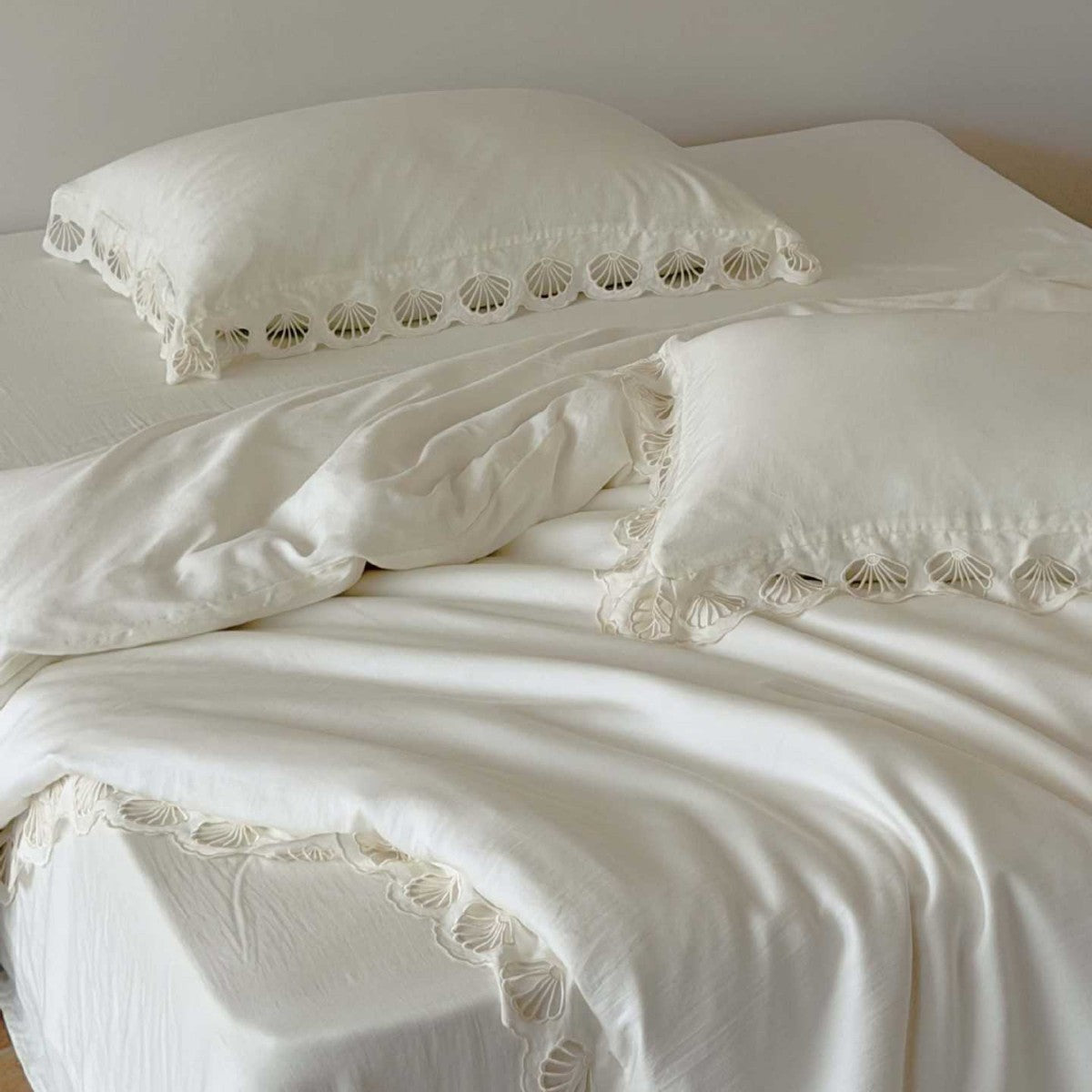 Bedding set made of organic cotton with cutwork borders