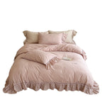 Romantic ruffled bedding set made of cotton with heart-shaped border
