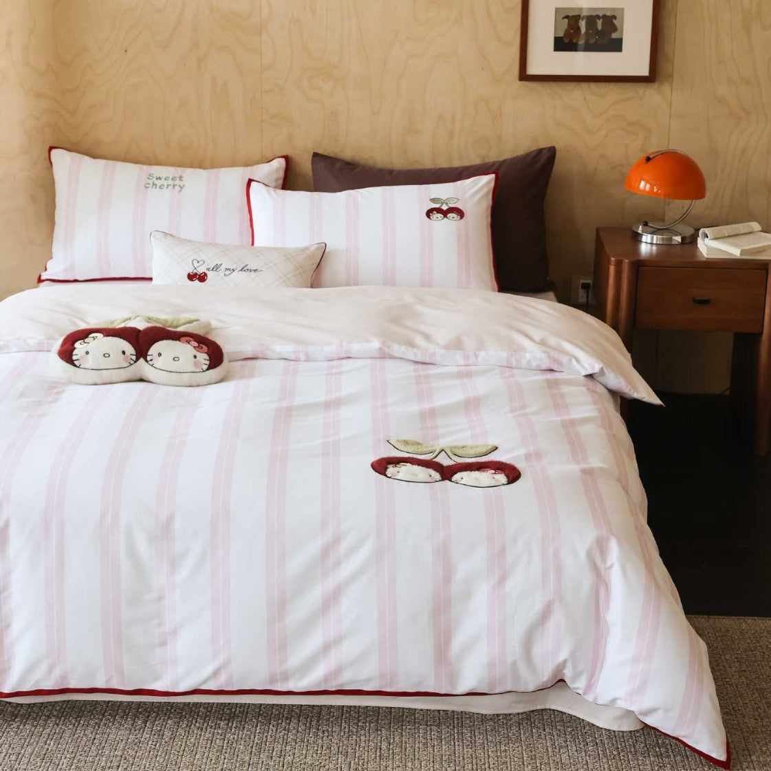 Bedding set made of cotton satin with embroidered cherry motifs