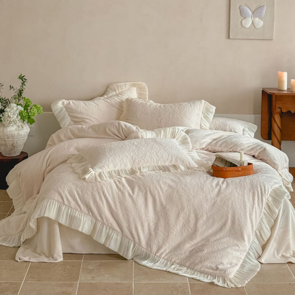 Bedding set with quilted jacquard structure and pleated ruffle