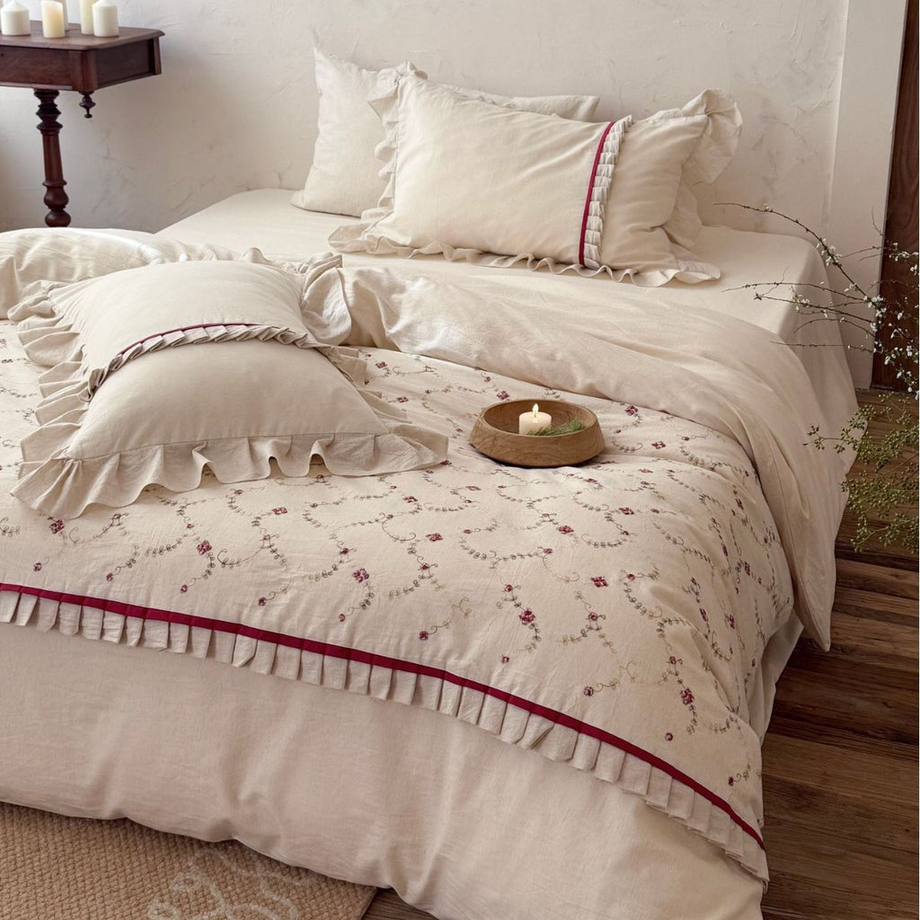 Bedding set made of linen-cotton mix with embroidered floral vine and ruffled edge