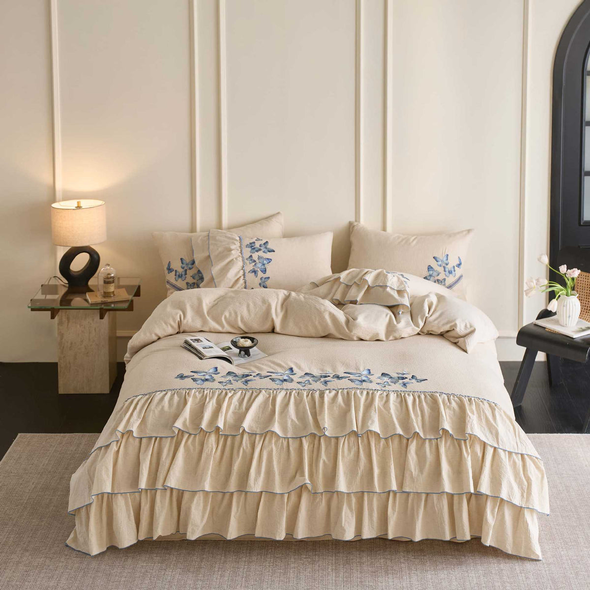 Bedding set with tiered ruffle, fine decorative seam and butterfly motif