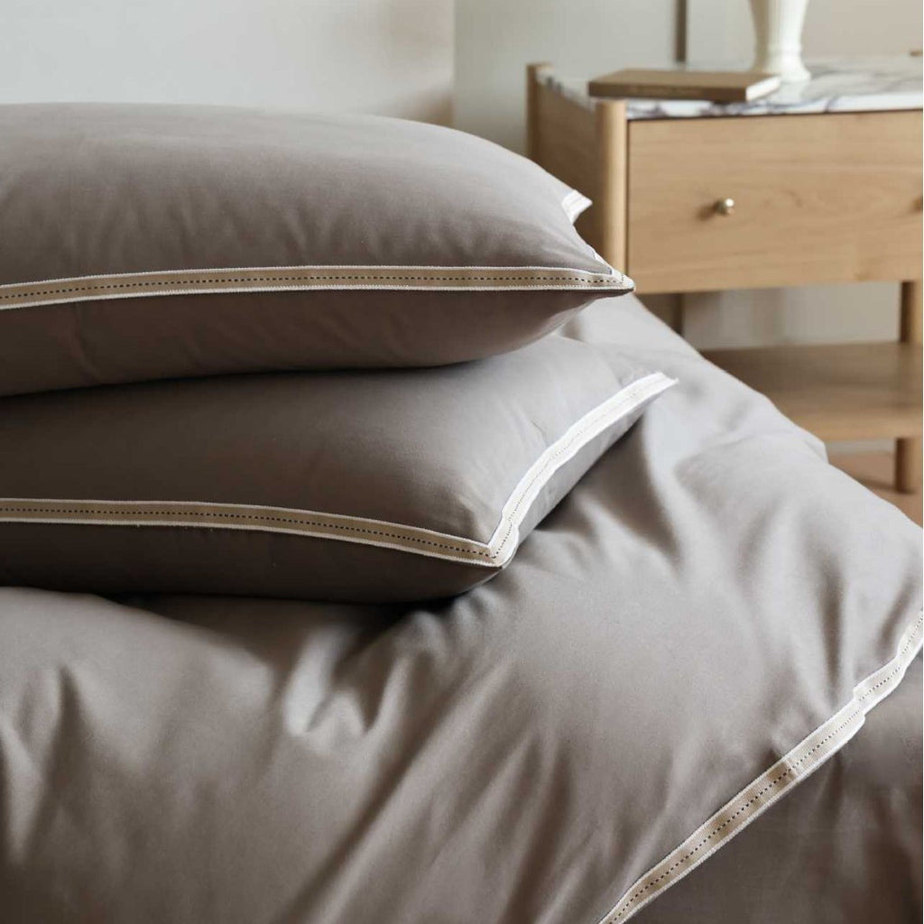 Premium cotton satin duvet cover with piping and hotel closure