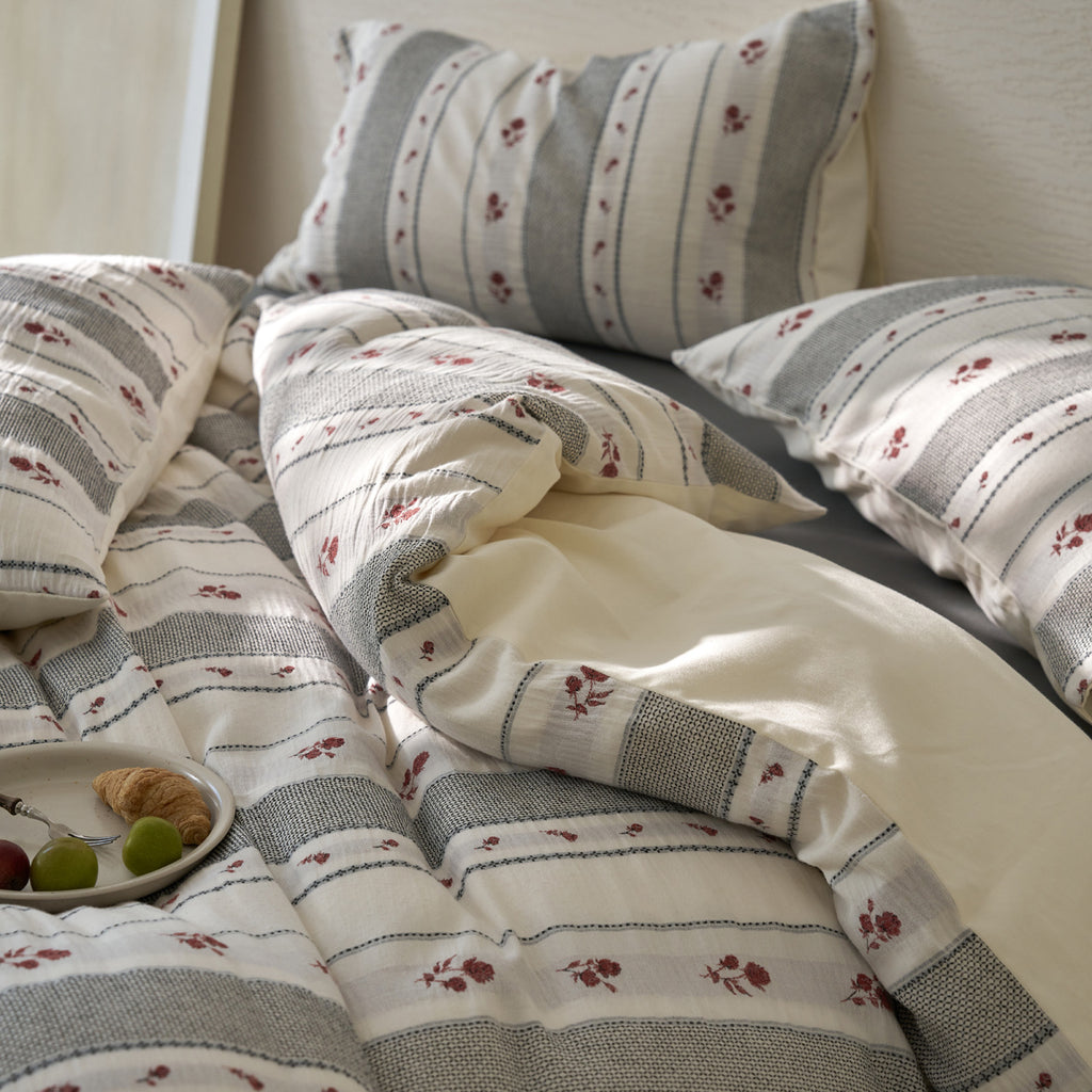 Breathable bedding set made of cotton muslin with striped and rose jacquard
