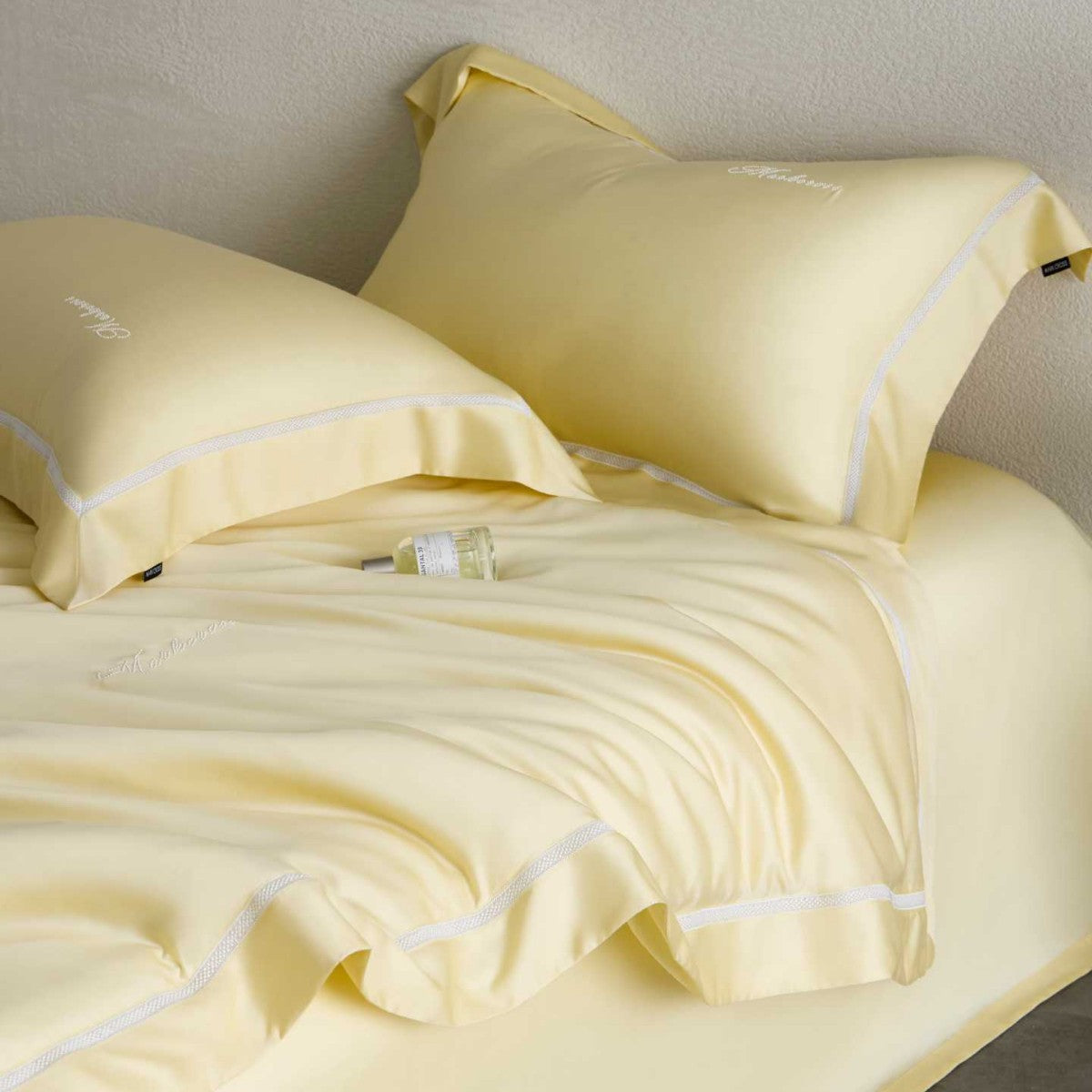 Silky-smooth cotton satin bedding set with fine decorative ribbon and pillowcases
