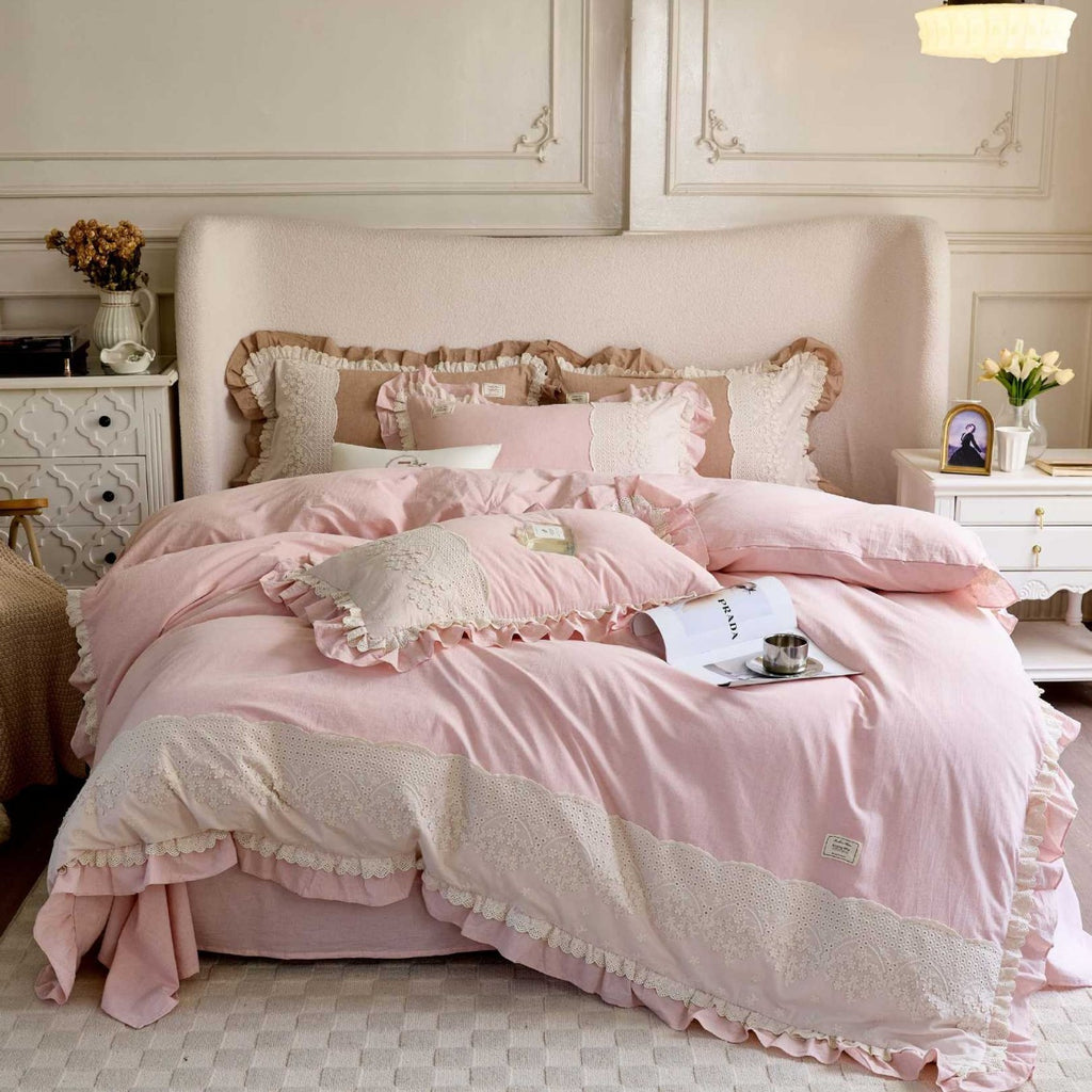 Bedding set made of cotton-linen with crochet lace trim, embroidered borders and ruffled edge