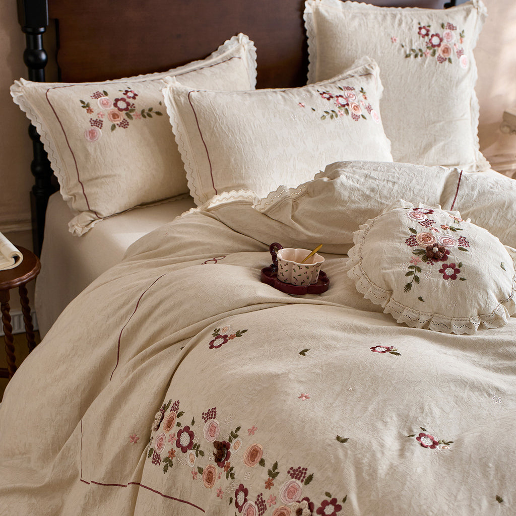 Romantic bedding set made of cotton-linen with floral embroidery and wavy hem