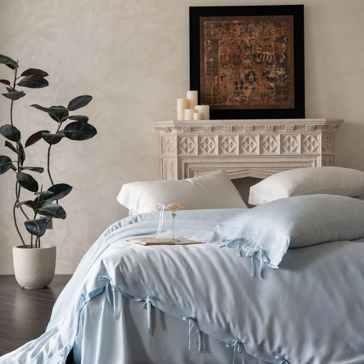 Bedding set with ties and bed skirt made of high-quality cotton percale