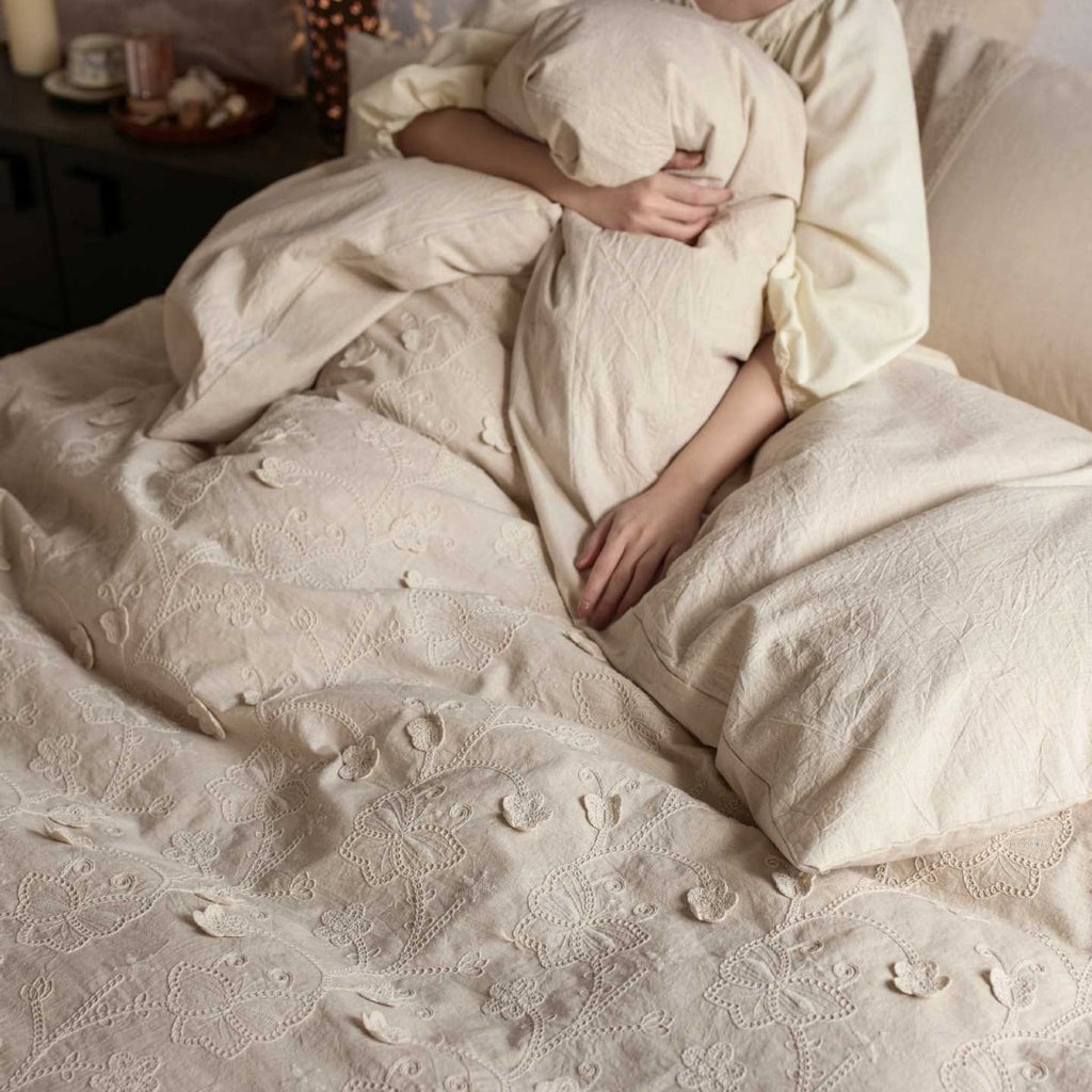 Cotton-linen bedding set with 3D flower embroidery and light quilt