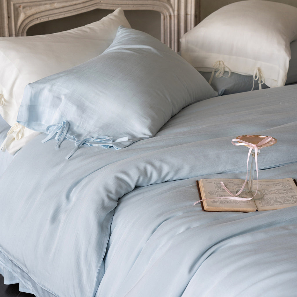 Bedding set with ties and bed skirt made of high-quality cotton percale