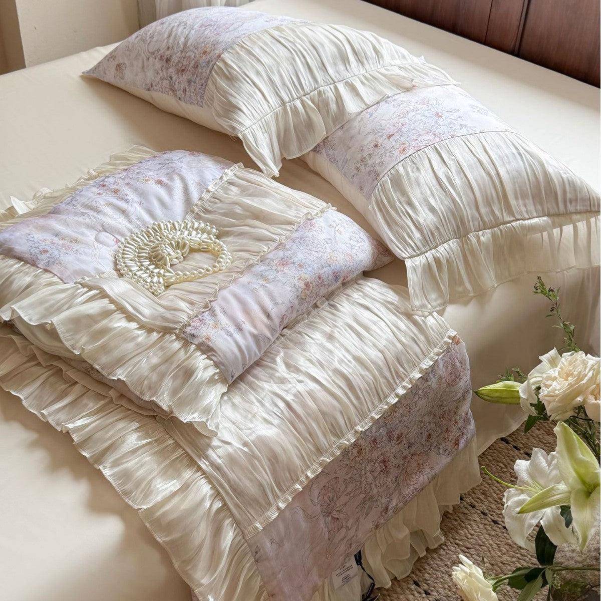Satin bedding set with floral pattern and pleated ruffles