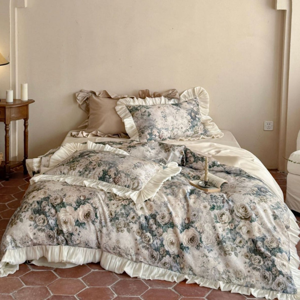 Shabby-Chic Duvet set with relief woven rose jacquard and satin ruffles
