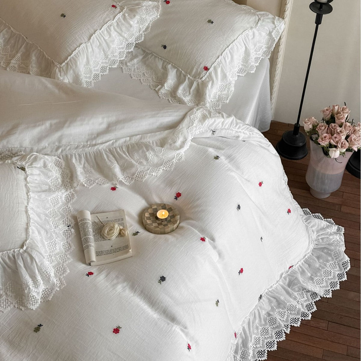 Bedding set in vintage look made of lightweight cotton muslin with lace ruffle and fine floral embroidery