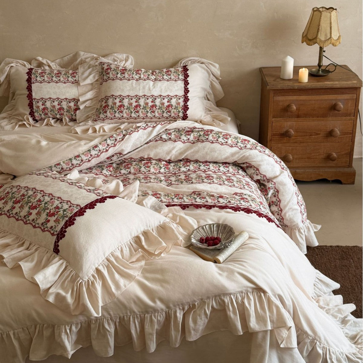 Romantic bedding set made of cotton-linen mix with ruffle edge & botanical border embroidery