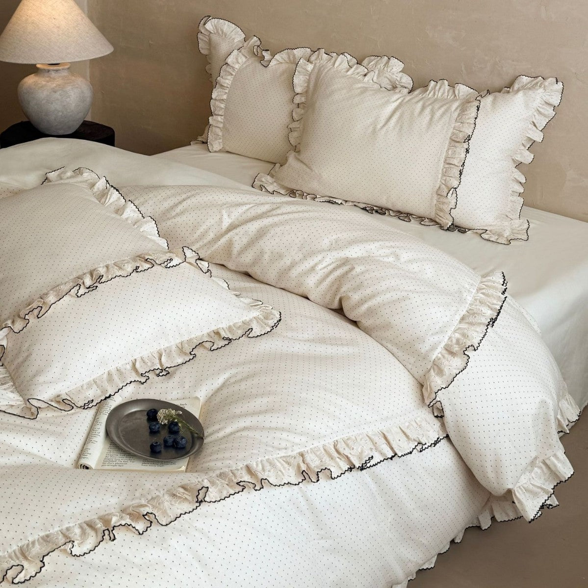 Bedding set made of cotton satin with ruffled flounce and fine polka dot pattern