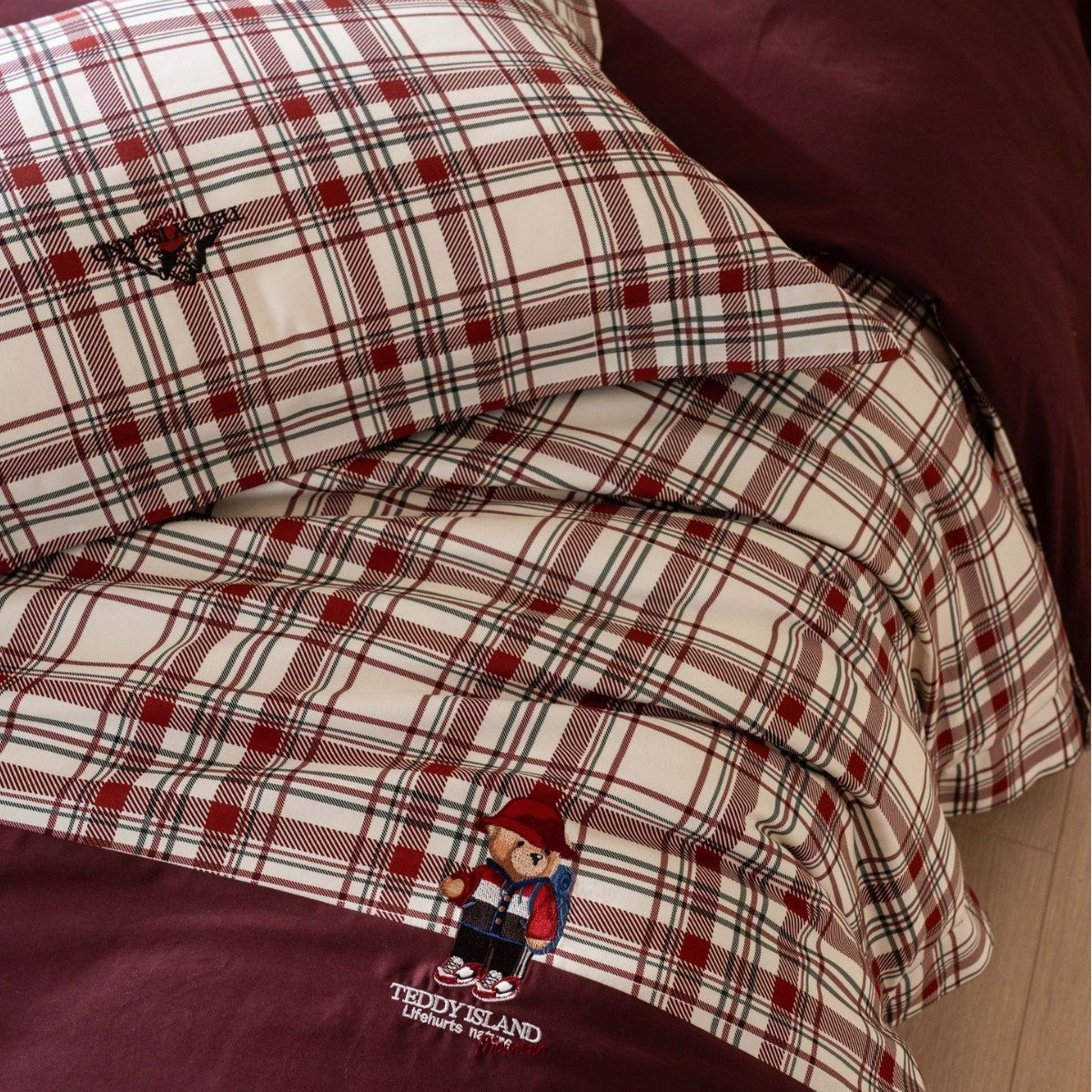 Checkered bedding set with reversible design and pillowcases