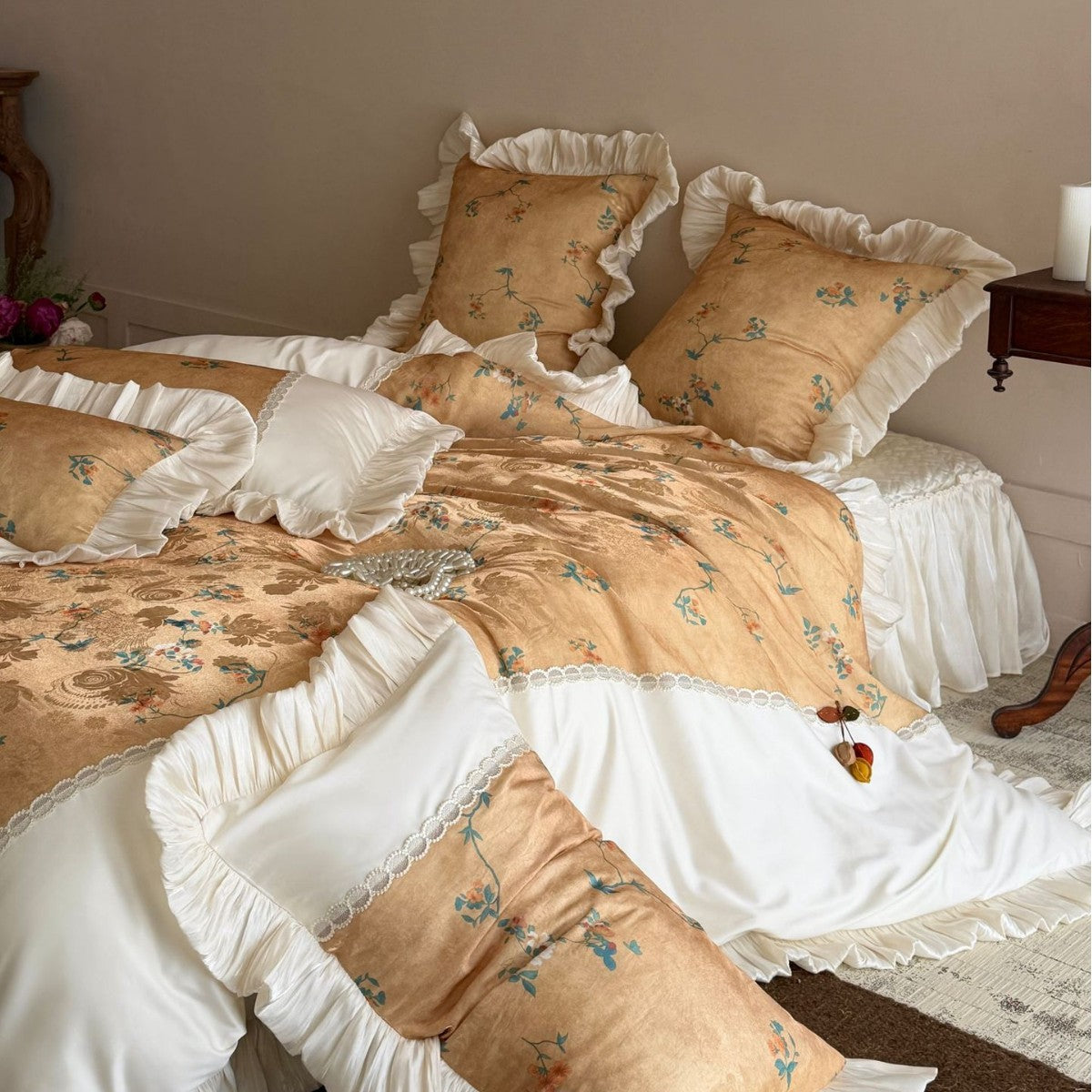 Flattering bedding set in vintage country style with ruffle, jacquard texture, and lace trim