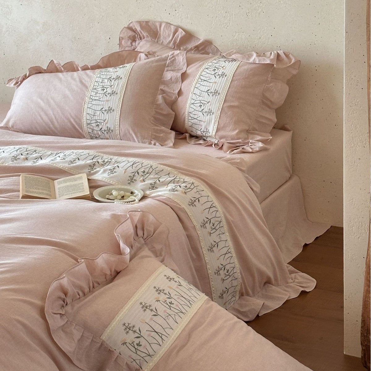 Romantic bedding set made of cotton-linen with ruffled frills and embroidered floral border