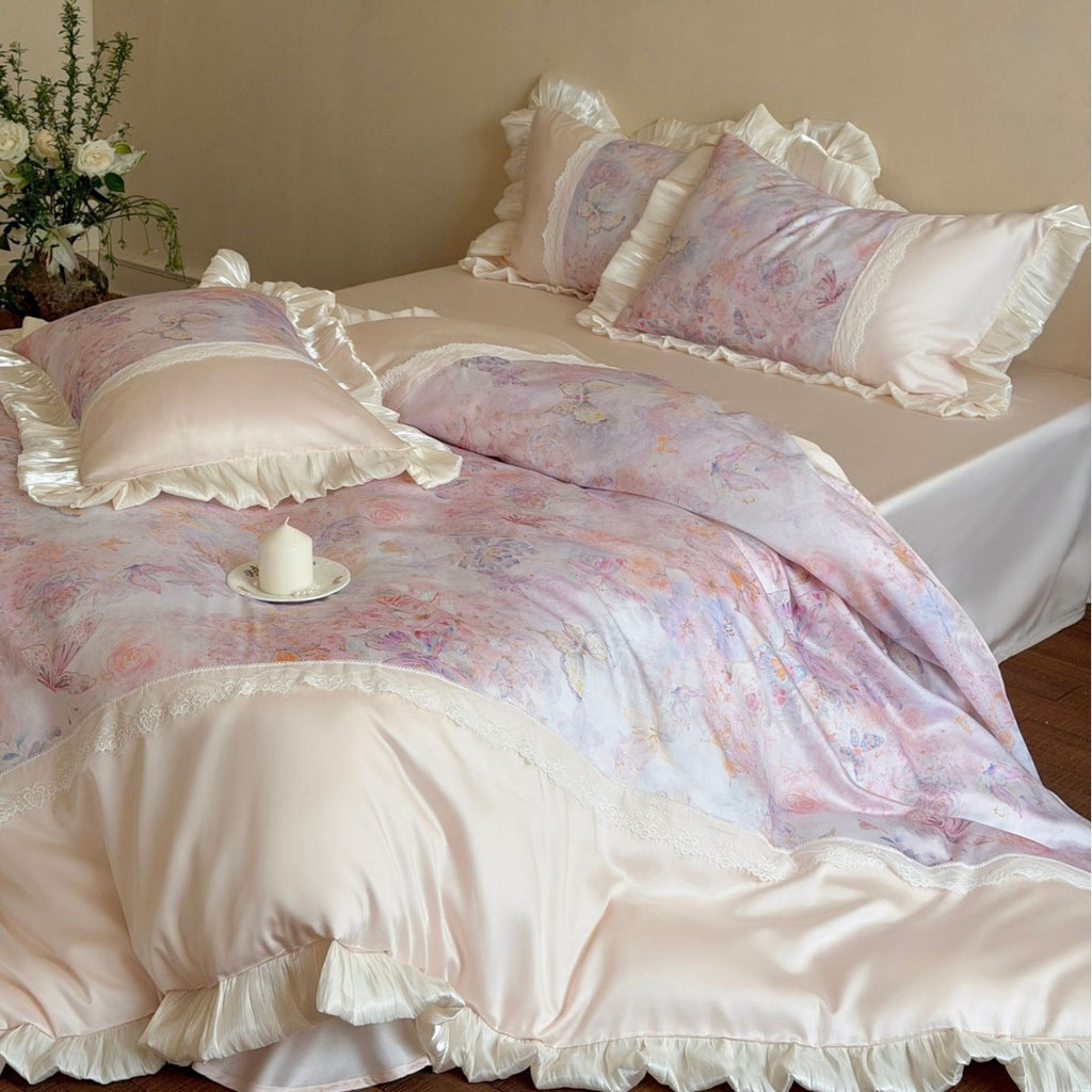 Vintage-style bedding set in silky satin with ruffled border and lace panel