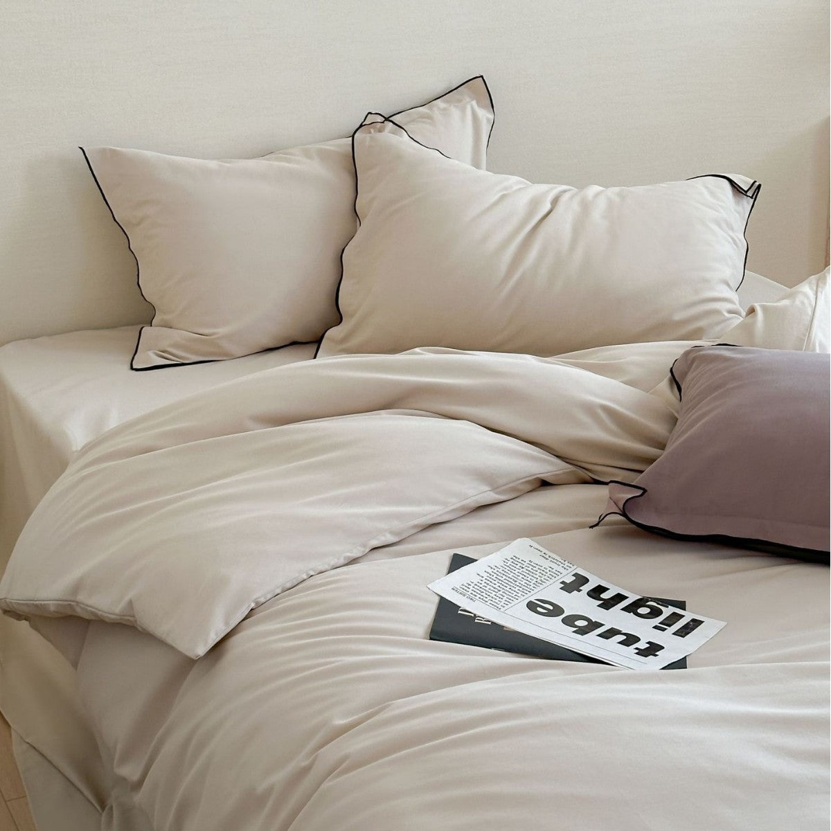 Luxurious bedding set made of cotton satin with contrasting piping