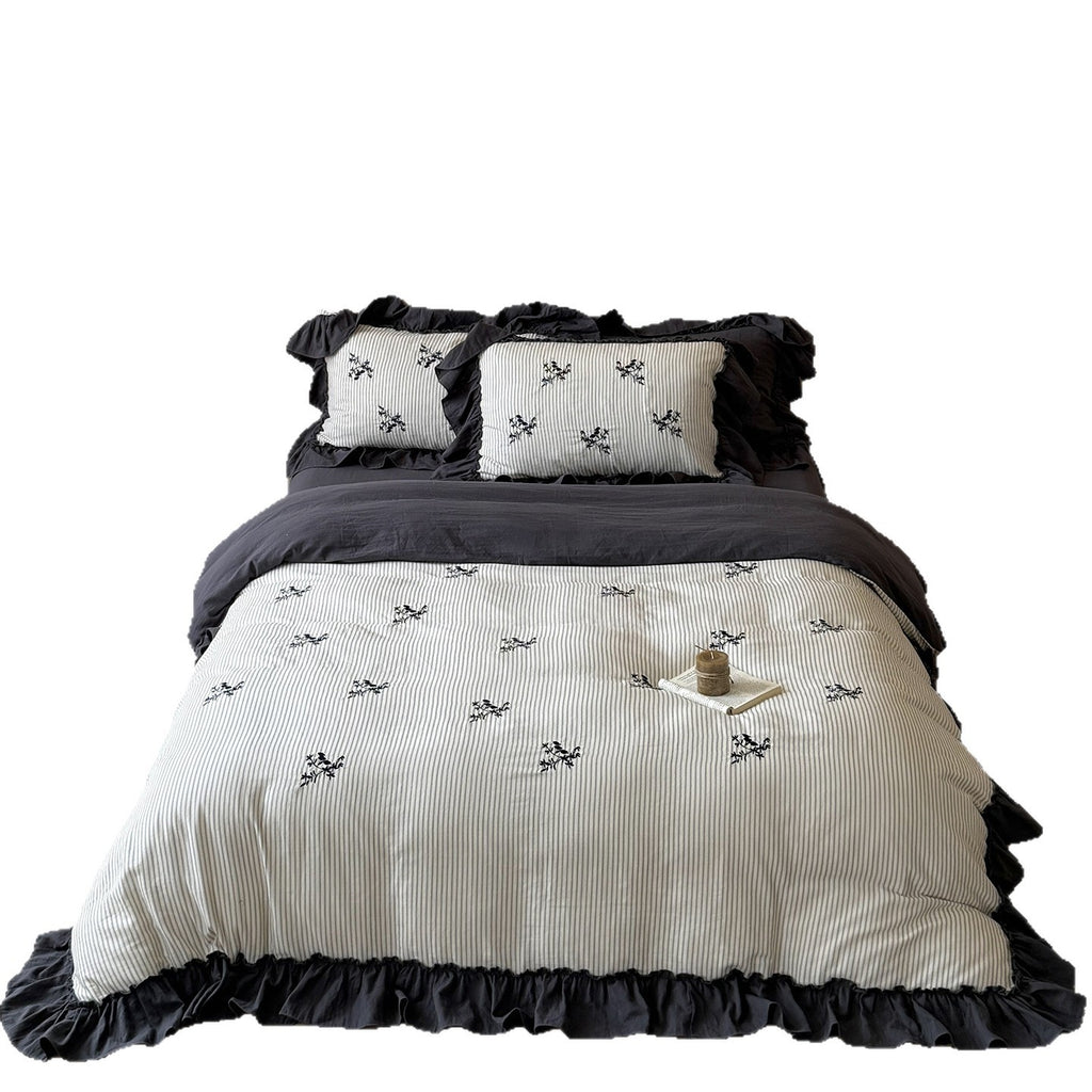 Reversible duvet cover in country house style with contrasting ruffle and fine branch embroidery