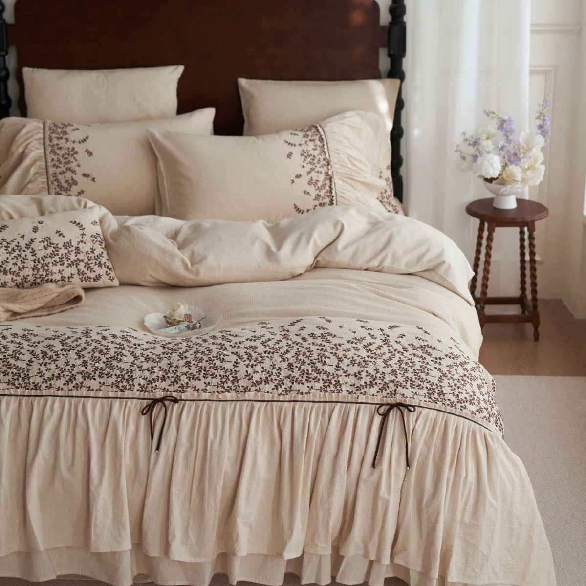 Bedding set with tiered ruffle, fine decorative seam and butterfly motif