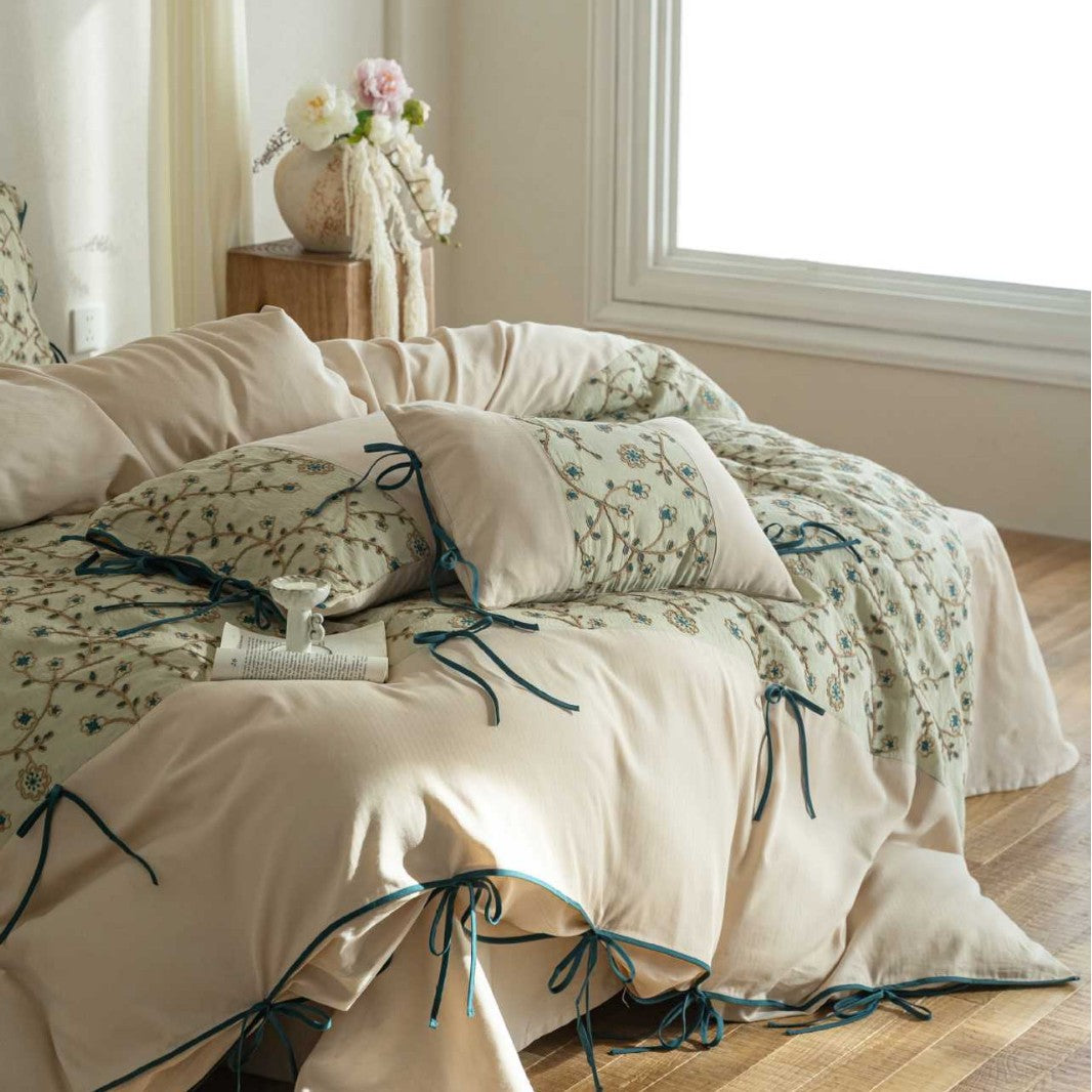 Embroidered cotton percale bedding set with quilted decorative plate and decorative ribbons