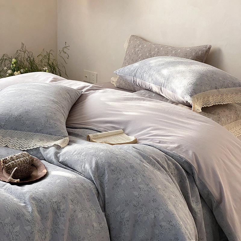 Reversible cotton satin bedding set with fine jacquard structure and lace trim