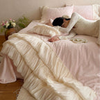 Bedding set with quilted jacquard structure and pleated ruffle