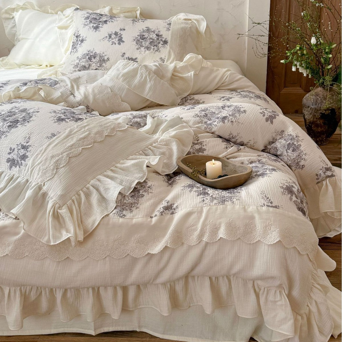 Cotton-linen bed linen set with ruffles and lace trim