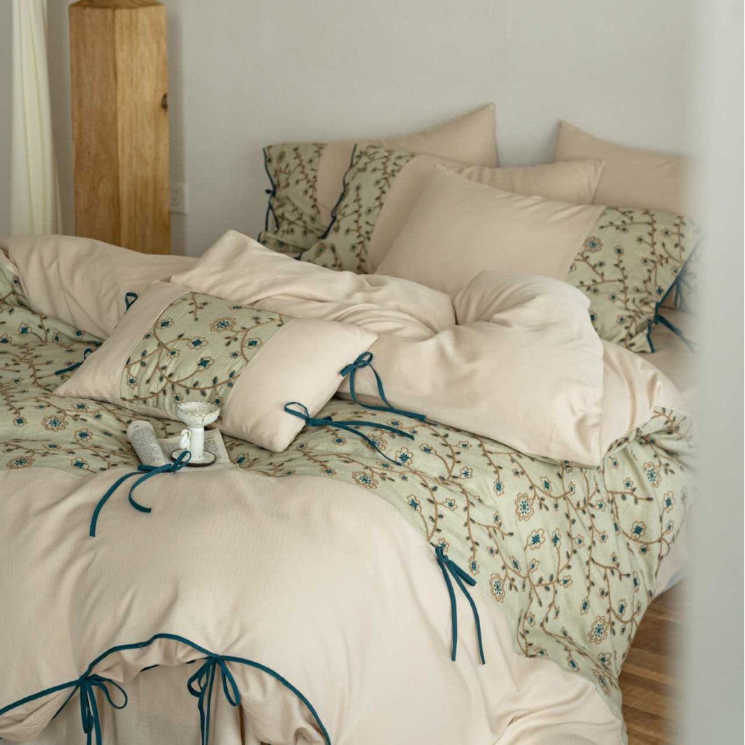 Embroidered cotton percale bedding set with quilted decorative plate and decorative ribbons