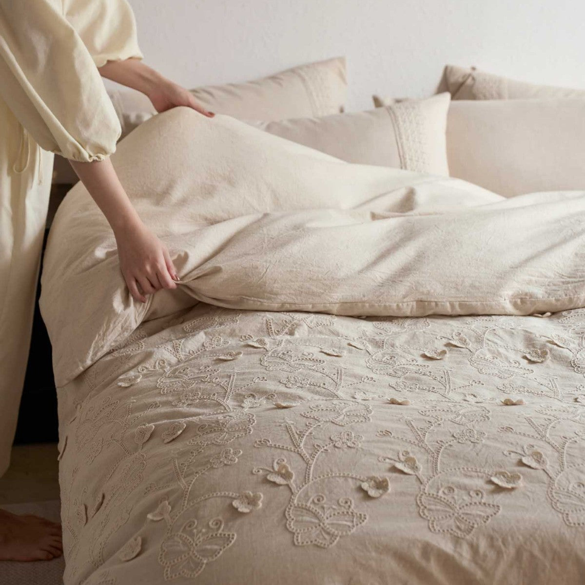 Cotton-linen bedding set with 3D flower embroidery and light quilt