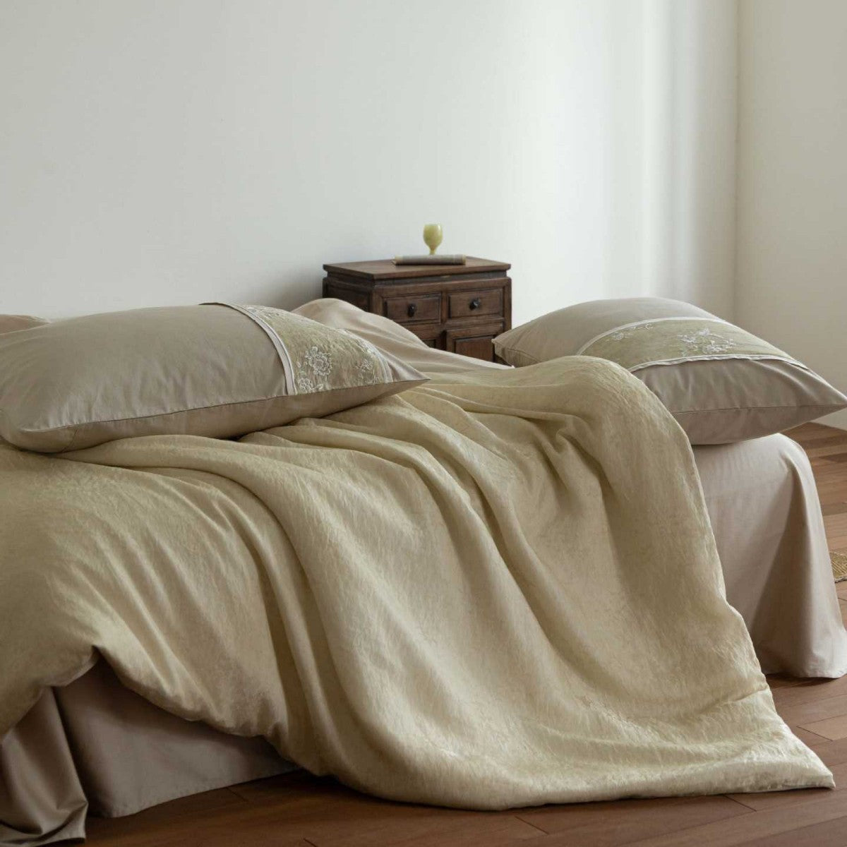 Luxury linen bedding set with embroidered decorative stripe