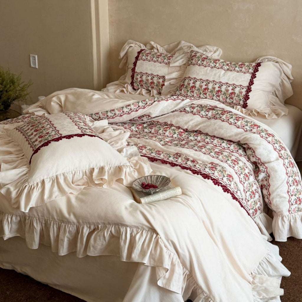 Romantic bedding set made of cotton-linen mix with ruffle edge & botanical border embroidery
