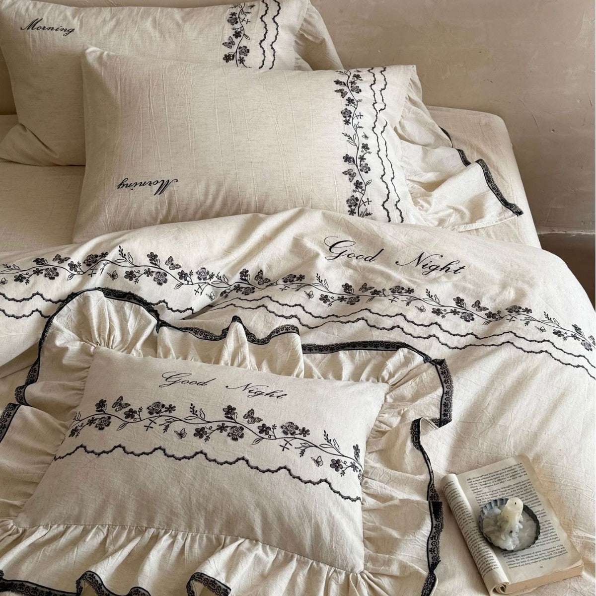 Bedding set with embroidered ruffles and linen look