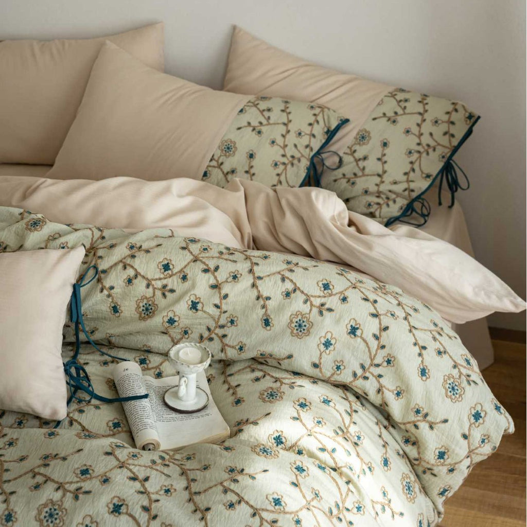 Embroidered cotton percale bedding set with quilted decorative plate and decorative ribbons