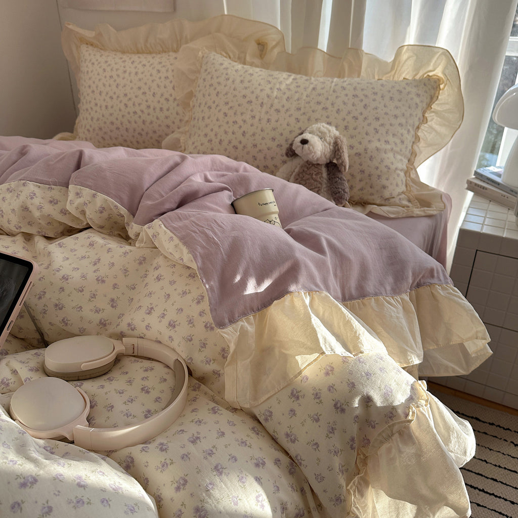 Bedding set made of cotton percale with delicate floral design, ruffle frill and reversible duvet cover