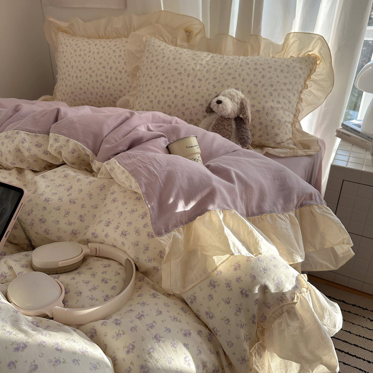 Bedding set made of cotton percale with delicate floral design, ruffle frill and reversible duvet cover