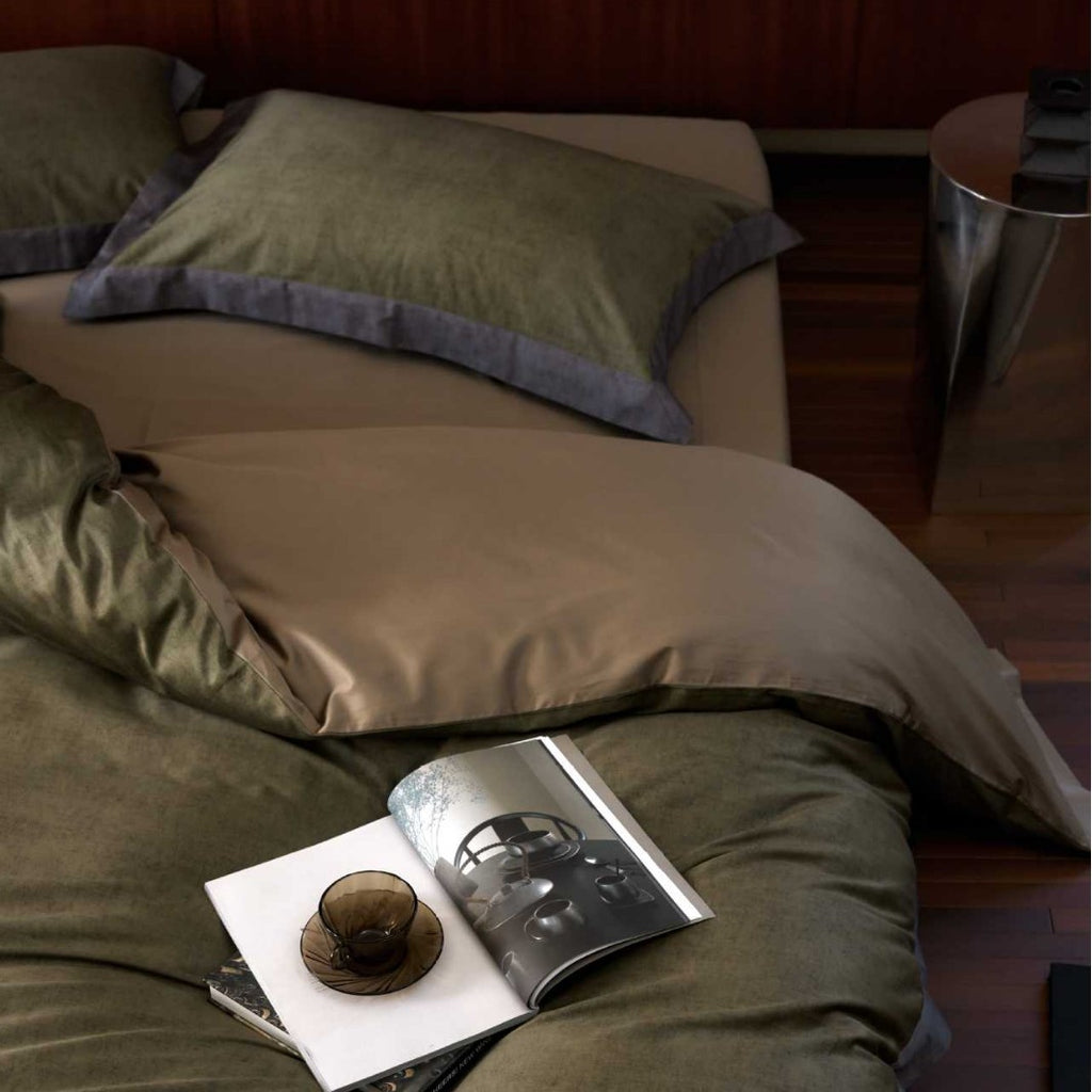 Luxurious velvet bedding set with contrast border