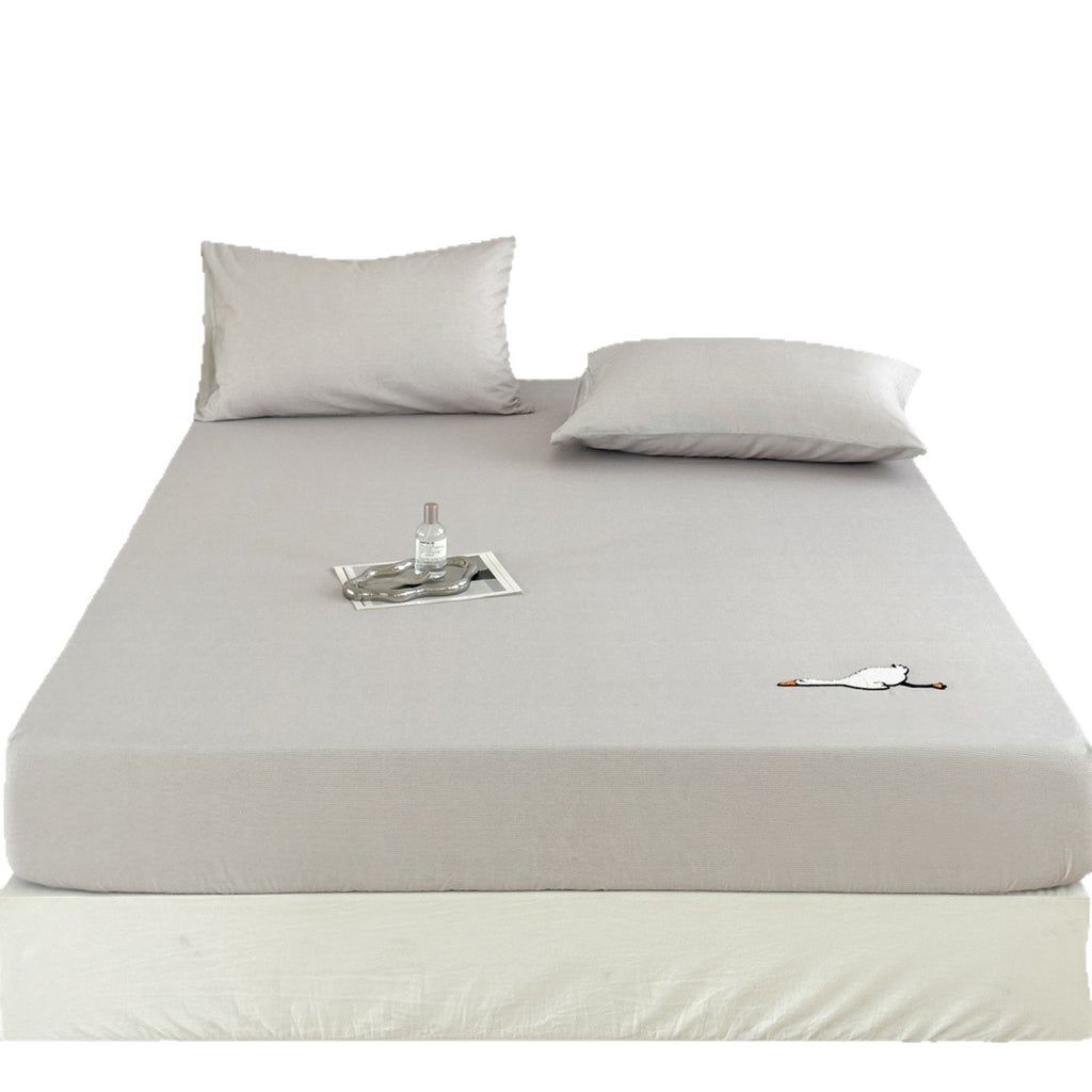 Jersey-fitted sheet with embroidered goose motif and extra-deep hem