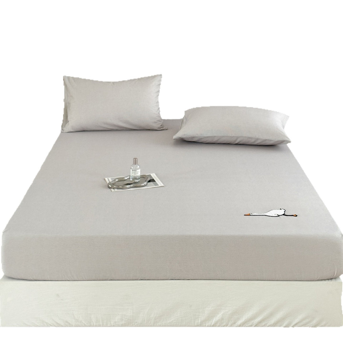 Jersey-fitted sheet with embroidered goose motif and extra-deep hem