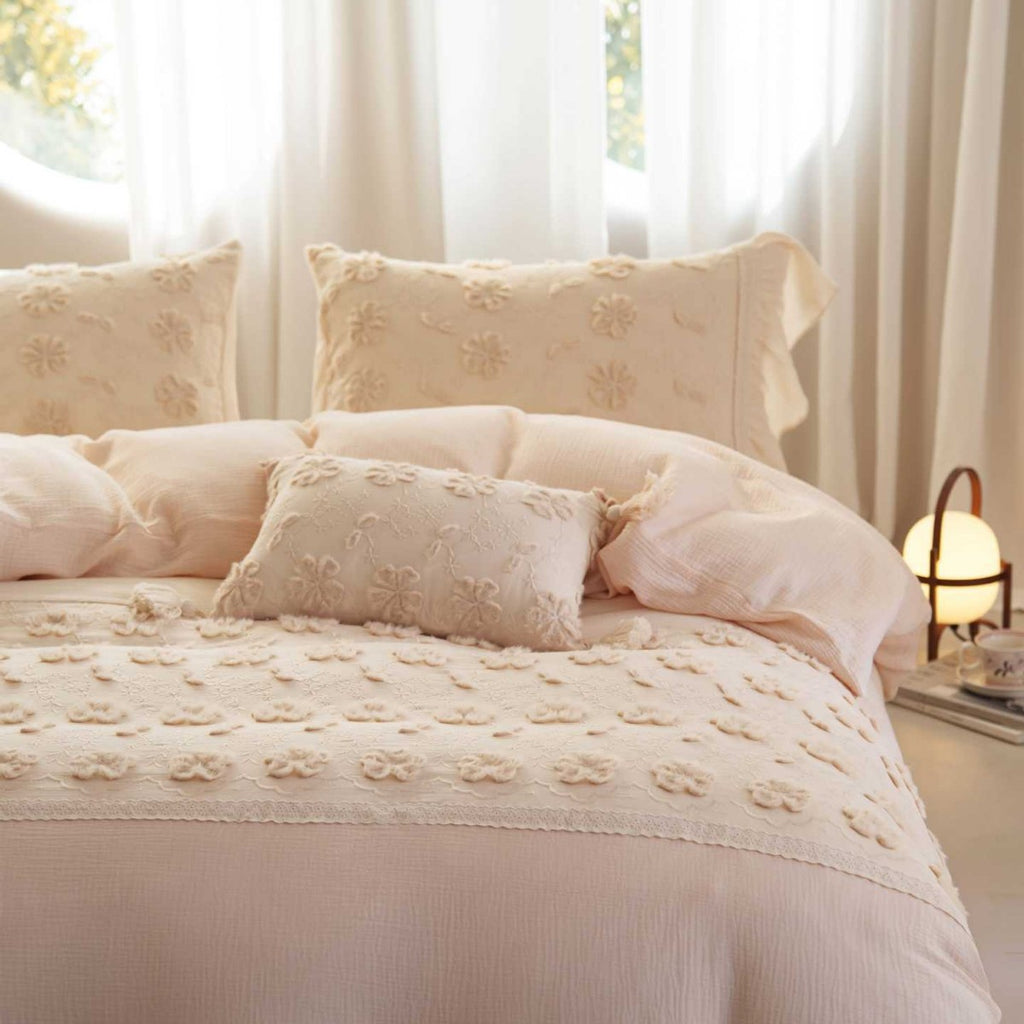 Reversible quilted bedspread with 3D flower appliqué and pillowcases