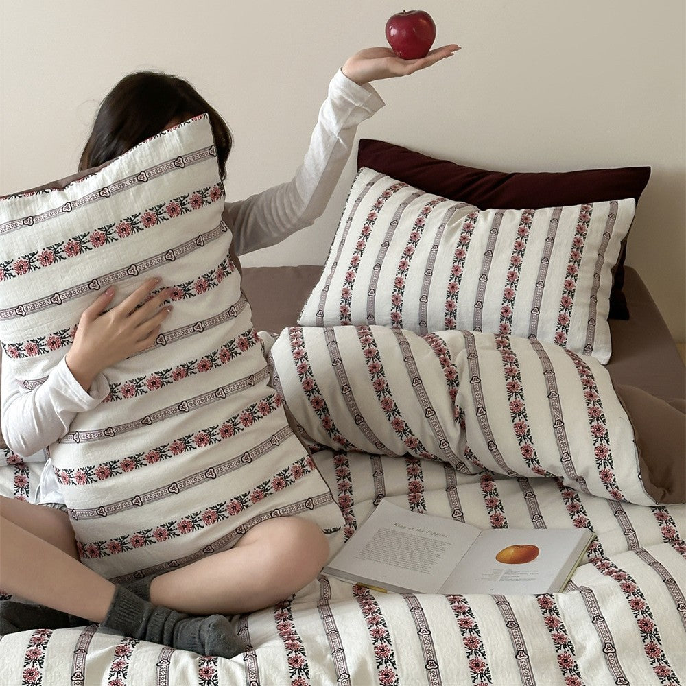 Breathable cotton bedding set with striped floral border and fitted sheet