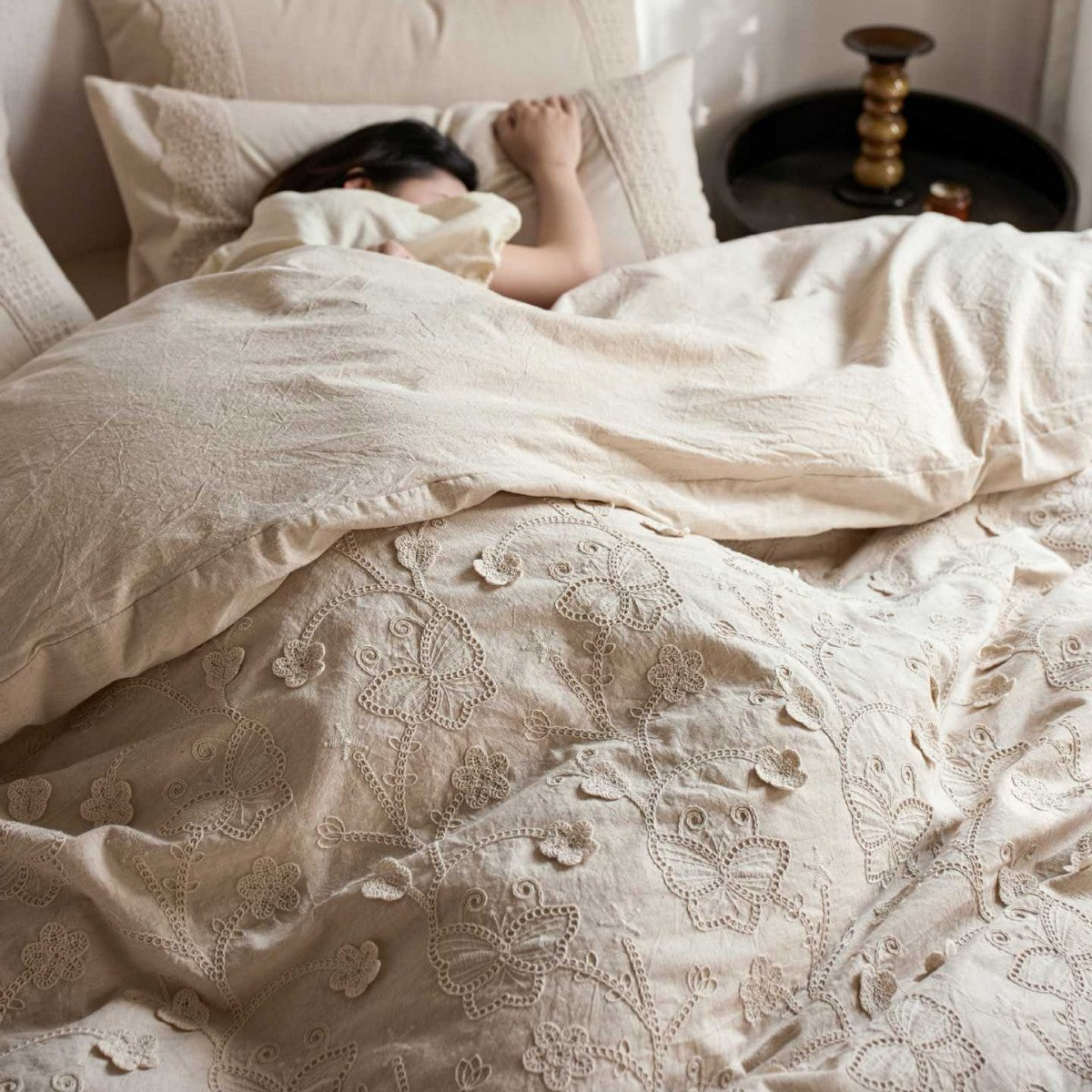 Cotton-linen bedding set with 3D flower embroidery and light quilt