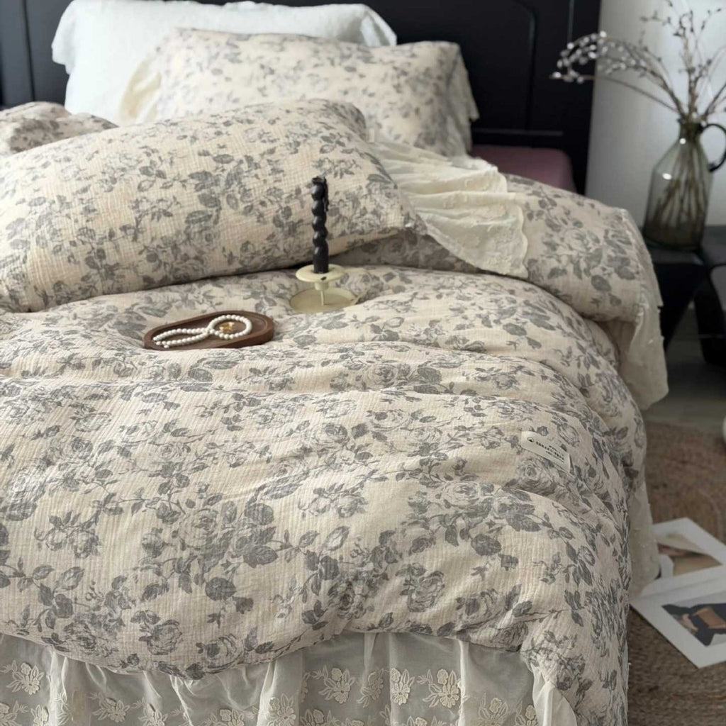 Quilted cotton quilt bedding set with vintage rose print and seersucker texture