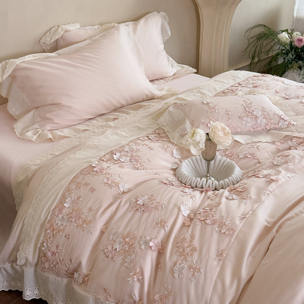 embroidered luxury bedding set made of cotton satin with lace border