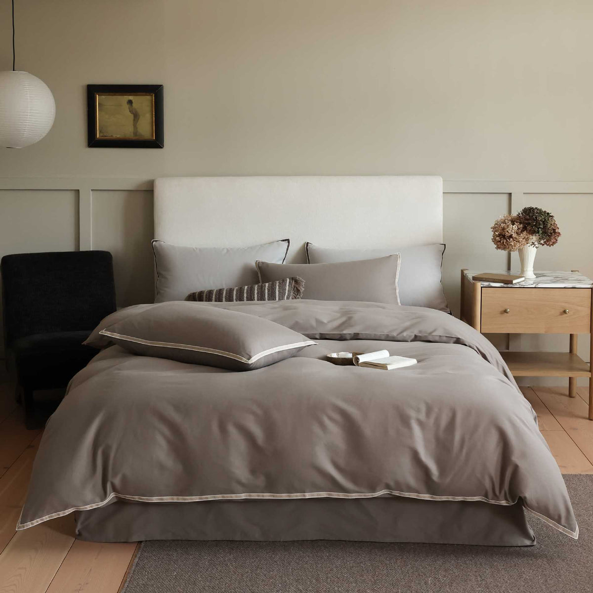 Premium cotton satin duvet cover with piping and hotel closure